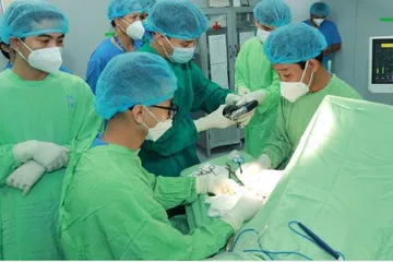 Bí thư Thành ủy TP.HCM khen ê-kíp tái nối bàn tay cho sản phụ mang song thai