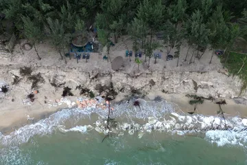 Bờ biển Hội An tan hoang, sóng nuốt chửng hàng ngàn mét đất