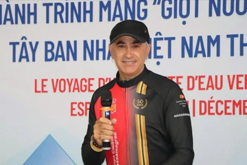 Kết thúc hành trình đạp xe 22.000 km của người đàn ông Tây Ban Nha