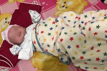 Phát hiện bé trai bị bỏ rơi trong chiếc chăn có nhiều hình ngôi sao