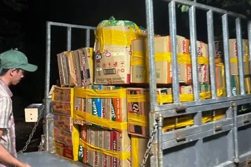 Người dân Phú Yên cũ gom nhu yếu phẩm hỗ trợ Lâm Đồng