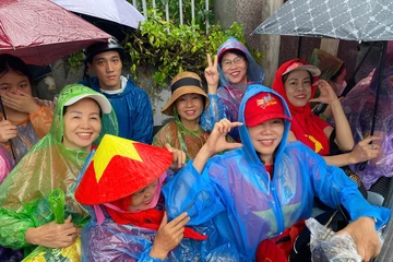 Hà Nội mưa như trút, người dân vẫn ken kín đứng chờ xem sơ duyệt A80