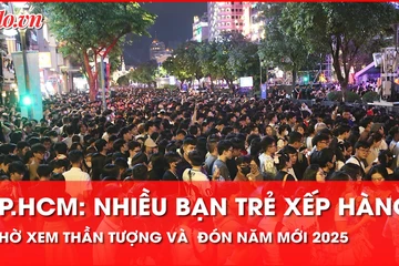 Cập nhật tại TP.HCM: Nhiều bạn trẻ xếp hàng chờ xem thần tượng và đón năm mới 2025