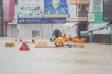 Người dân rốn lũ Khánh Hòa băn khoăn phải 'có mặt khi lũ về' mới được hỗ trợ