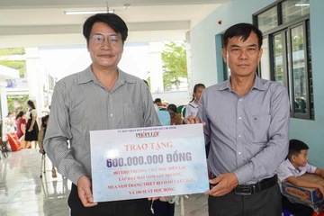 TP.HCM và báo Pháp Luật TP.HCM tiếp sức thầy trò vùng 'rốn lũ' Khánh Hòa 