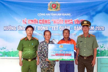 Công an An Giang xây nhà tặng 2 gia đình có hoàn cảnh đặc biệt khó khăn