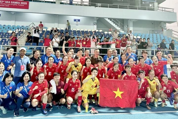 Thủ tướng chúc mừng 2 đội tuyển bóng đá Việt Nam sau khi vào bán kết SEA Games 33