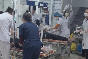 Xe máy chở 3 tông ô tô, 1 người văng mắc kẹt trên tường rào