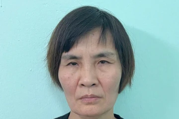 Tạm giữ hình sự người bắt nữ sinh 19 tuổi quỳ trên đường ở Hà Nội