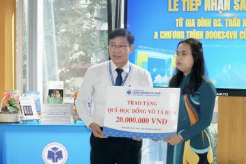 Trường ĐH Công thương TP.HCM tiếp nhận hơn 1.190 đầu sách quý từ 2 Việt kiều Mỹ
