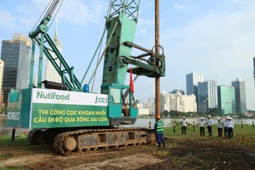 Mũi khoan cọc đầu tiên của dự án cầu đi bộ qua sông Sài Gòn vừa được triển khai