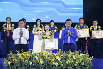 Hòa Minzy nhận Giải thưởng 'Tình nguyện Quốc gia' năm 2025