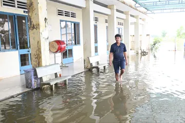 Tây Ninh: Nhiều điểm trường tạm nghỉ vì nước sông Vàm Cỏ Đông dâng cao