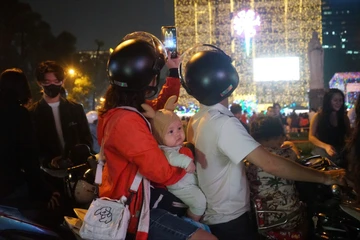 Người dân TP.HCM háo hức xuống phố, hòa mình vào không khí mừng Giáng sinh