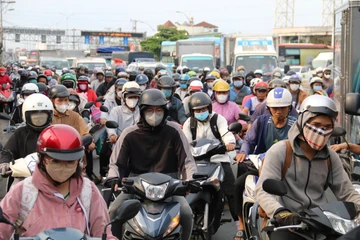 Người dân TP.HCM nườm nượp ra bến xe về quê nghỉ lễ 
