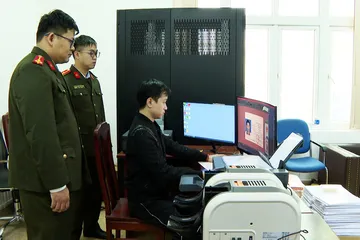 Từ tin nhắn rác, công an lần ra 'xưởng' làm giấy tờ giả của thanh niên am hiểu công nghệ