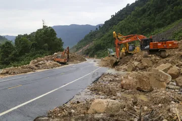 Cận cảnh cao tốc La Sơn - Hòa Liên sau trận mưa lũ lịch sử