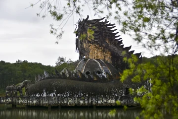 Vẻ đẹp ma mị của tượng rồng khổng lồ ở Huế giờ ra sao?