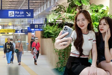 Check-in quán cà phê dưới lòng đất: Trải nghiệm mới tại ga metro Nhà hát Thành phố