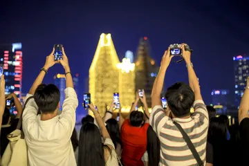 Giới trẻ đổ xô check-in “view triệu đô” Nhà thờ Đức Bà Sài Gòn 