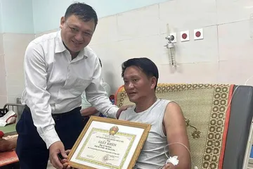 Khen thưởng 2 người lao ra biển cứu người trong vụ sống sót kỳ diệu trong bão ở Lý Sơn