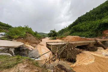 Cận cảnh cầu Nước Bao bị lũ cuốn sập, chính quyền khẩn cấp làm cầu tre tạm
