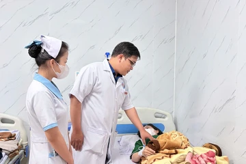 Vụ nghi ngộ độc bánh mì ở Quảng Ngãi: Gần 30 người nhập viện, ngành y tế vào cuộc khẩn cấp