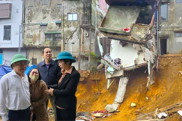 Mất nhà do sạt lở, người dân bật khóc ôm lãnh đạo tỉnh Quảng Trị cầu cứu