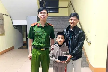 Nhặt được điện thoại người lạ bỏ quên, bé trai 8 tuổi đến công an gửi lại
