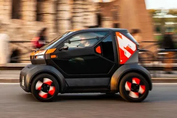 Người chạy xe máy sẽ thích chiếc ô tô siêu nhỏ này