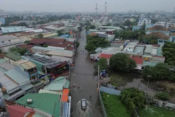 Áp thấp nhiệt đới gần Biển Đông, TP.HCM ứng phó mưa lớn và triều cường