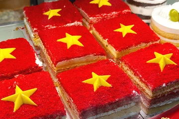 Hàng quán đua nhau bán bánh, ly nước in hình cờ đỏ sao vàng dịp Lễ 2-9