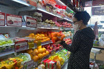 Trái cây 'thấp thỏm' chờ sức mua mùa Tết