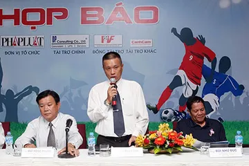 Nhà báo Đỗ Minh Hùng (đứng) tại giải Fair Play lần I-2012.