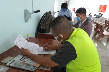 Phí ra biển số xe ô tô tại Hà Nội và TP.HCM sẽ giảm còn 14 triệu đồng?