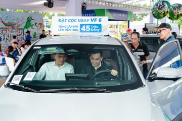 Chưa chính thức hạn chế xe xăng, xe điện đã 'lên ngôi' trong tháng 6?