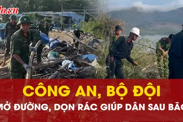 Công an, bộ đội đến Vịnh Xuân Đài mở đường, dọn rác giúp dân sau bão số 13