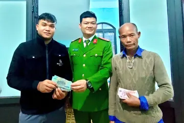 2 người đàn ông hoảng hốt khi thấy tiền bay đầy đường