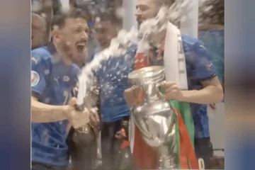 Clip cầu thủ Ý quậy tưng với cúp và champagne trong phòng thay đồ