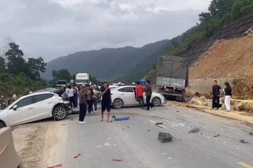 11 ô tô tông liên hoàn trên cao tốc La Sơn - Hòa Liên