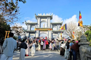 Người dân, du khách ùn ùn đổ về ngôi chùa lớn nhất Đà Nẵng