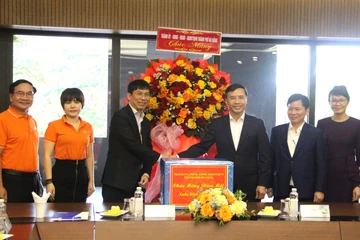 Chủ tịch Đà Nẵng mong doanh nghiệp 'phi nhanh như ngựa' trong năm Bính Ngọ