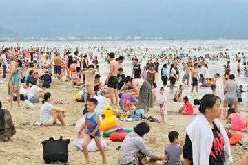 Biển Đà Nẵng ken đặc du khách. Ảnh: TV