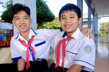 Những đứa trẻ sinh ra từ sóng, mơ làm thầy để giữ đảo