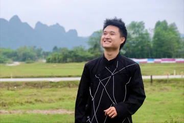 Nhạc sĩ 9X ôm guitar vượt dốc 1.700 m, viết nhạc trên đỉnh Voi Mẹp