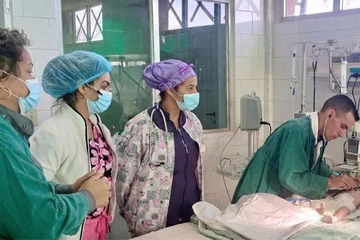 Bác sĩ Cuba giữa khủng hoảng năng lượng: Gõ cửa từng nhà để giành lại sự sống