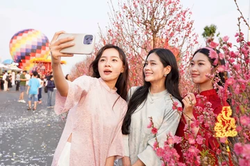 Du khách thích thú check-in cung đường hoa xuân rực rỡ tại Cần Giờ