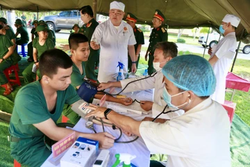 Sư đoàn 9 tiêm vắc xin phòng bệnh cho chiến sĩ mới