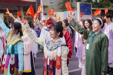 Hơn 1.000 bạn trẻ diện Việt phục diễu hành ở trung tâm TP.HCM 