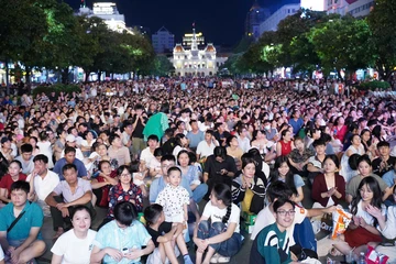 Hàng nghìn người ở trung tâm TP.HCM chờ ngắm pháo hoa mừng đại lễ 30-4 